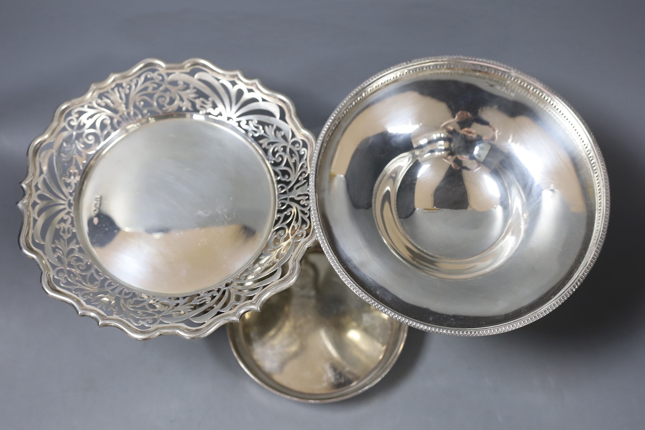 An Edwardian pieced silver tazze, London, 1901, diameter 20cm, a later silver pedestal dish and two handled shallow dish, 25oz.